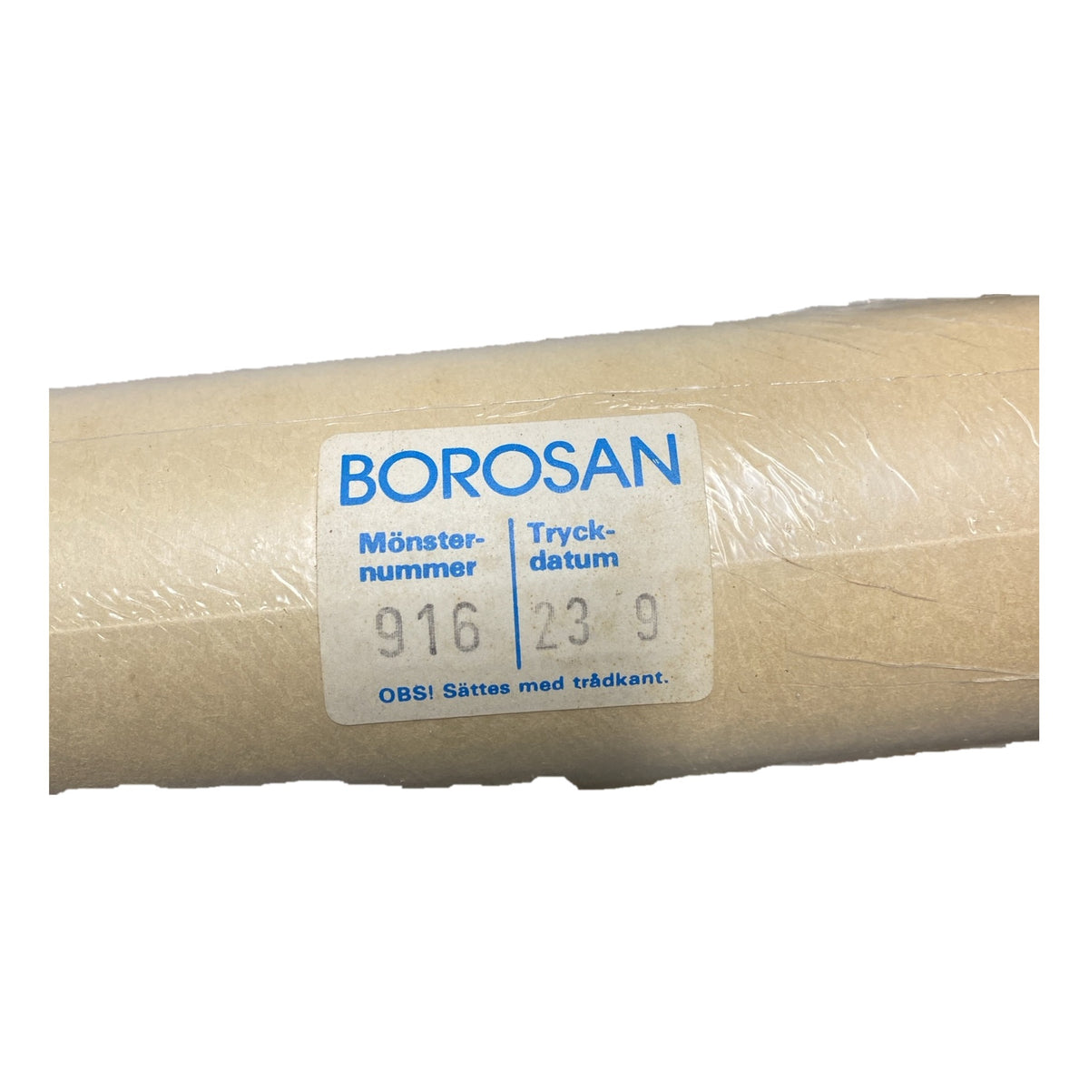 Tapetrulle Borosan 916 med etikett, mönsternummer och tryckdatum