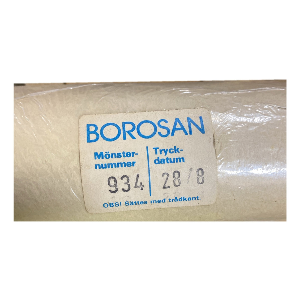 Tapetrulle Borosan 934 med etikett, mönsternummer och tryckdatum