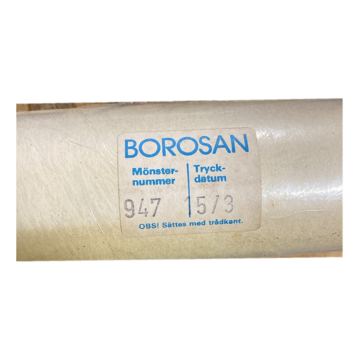 Tapetrulle Borosan 947 med etikett, mönsternummer och tryckdatum