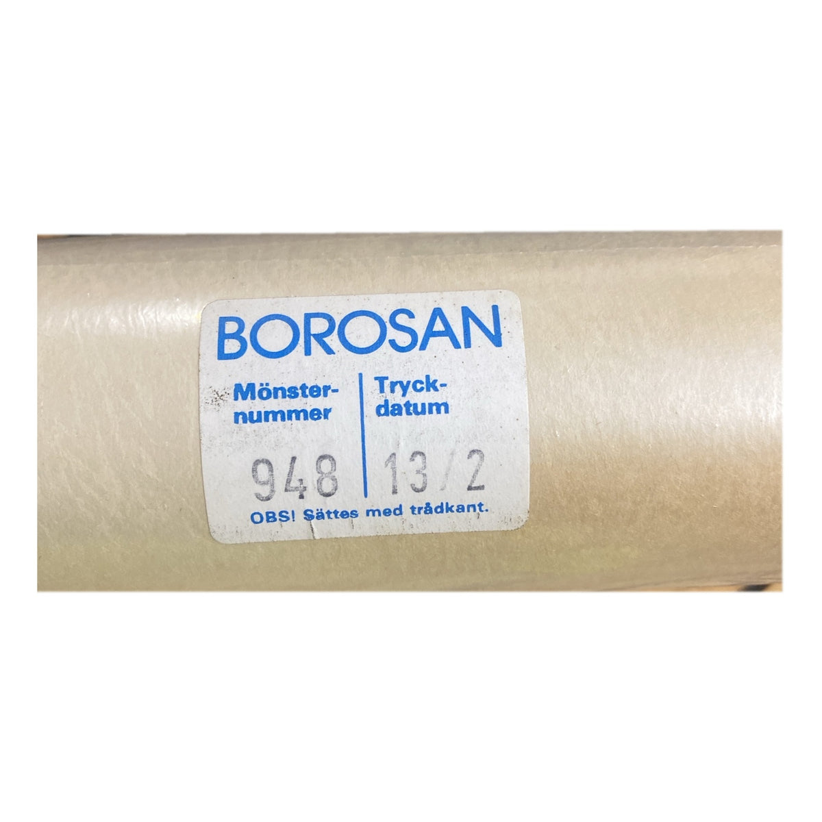 Tapetrulle Borosan 948 med etikett, mönsternummer och tryckdatum