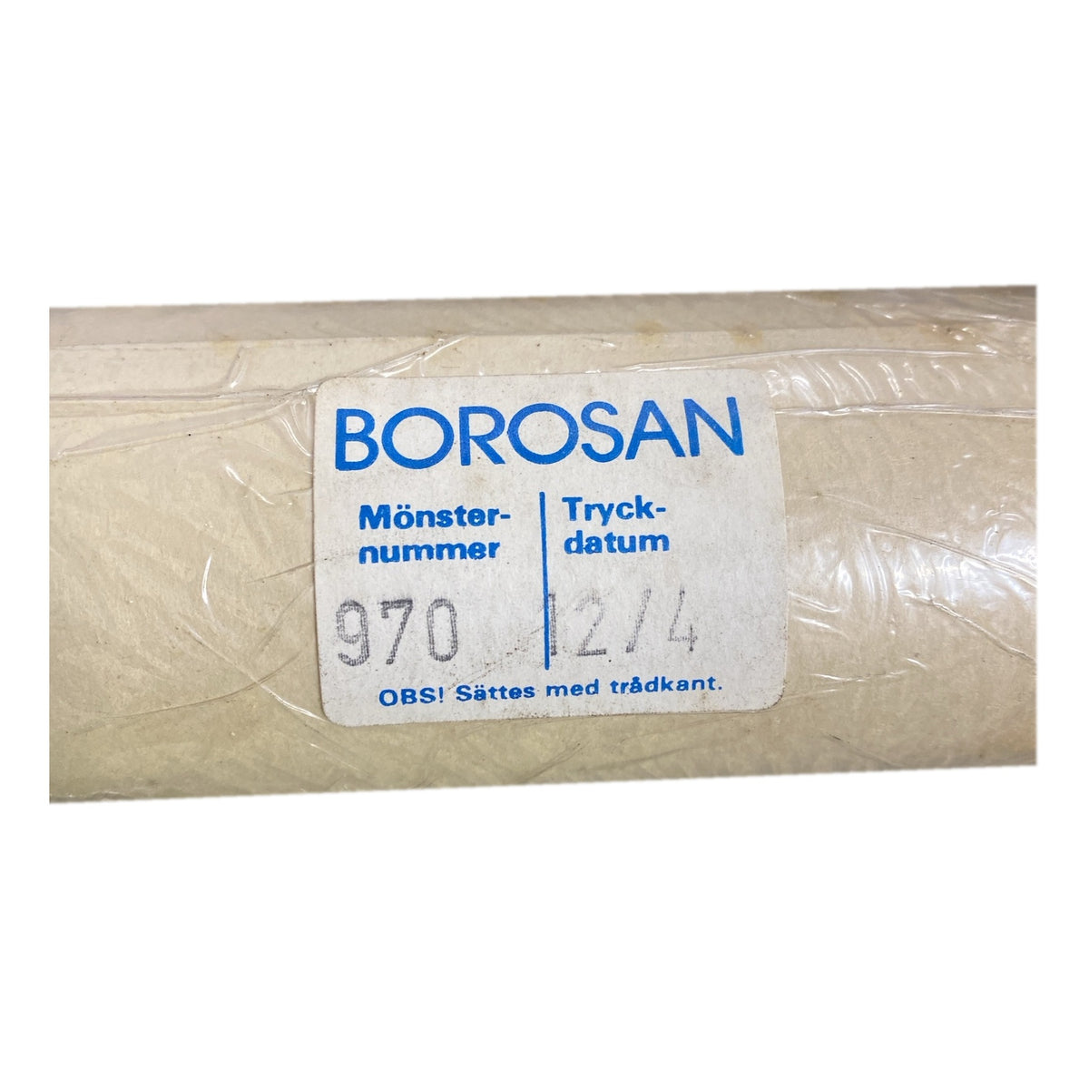 Tapetrulle Borosan 970 med etikett, mönsternummer och tryckdatum