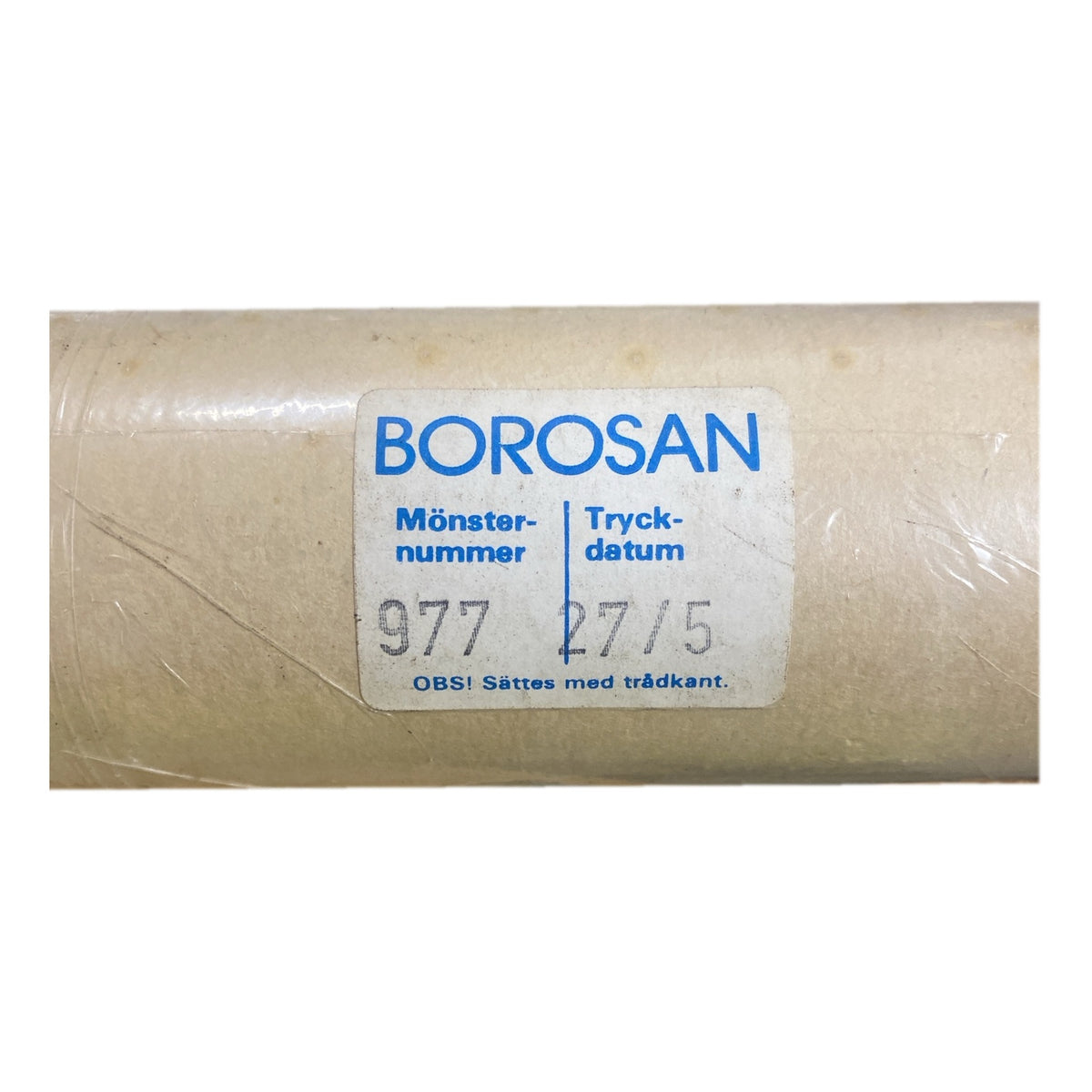 Tapetrulle Borosan 977 med etikett, mönsternummer och tryckdatum