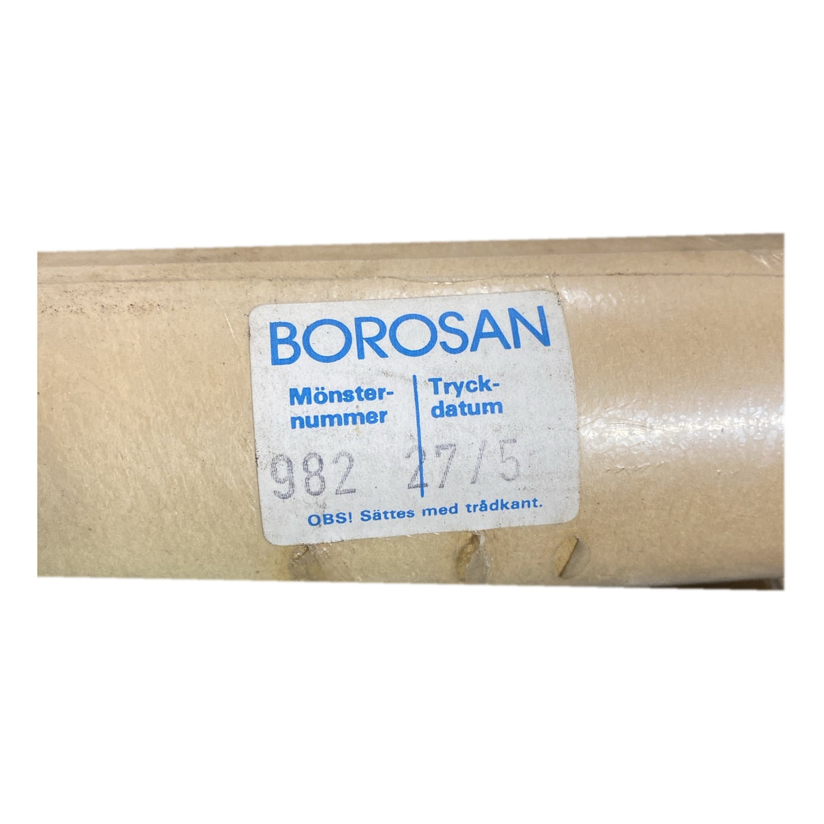 Tapetrulle Borosan 982 med etikett, mönsternummer och tryckdatum