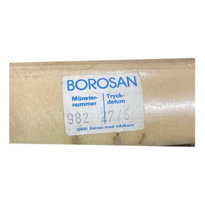 Tapetrulle Borosan 982 med etikett, mönsternummer och tryckdatum