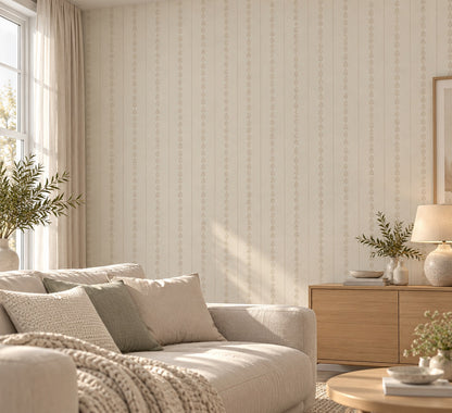 Vardagsrum med ljusbeige tapet med små blomrankor och ränder – AI-genererad miljöbild