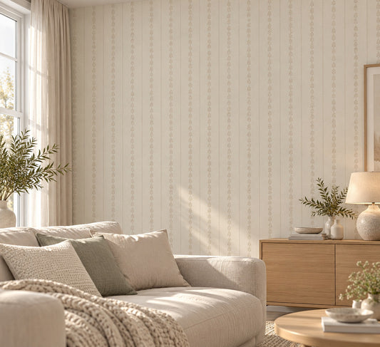 Vardagsrum med ljusbeige tapet med små blomrankor och ränder – AI-genererad miljöbild