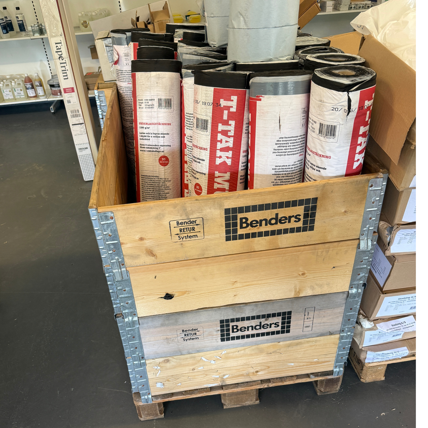 Underlagstäckning T-Tak Multi rullar på pall i lager hos byggvaruhandel
