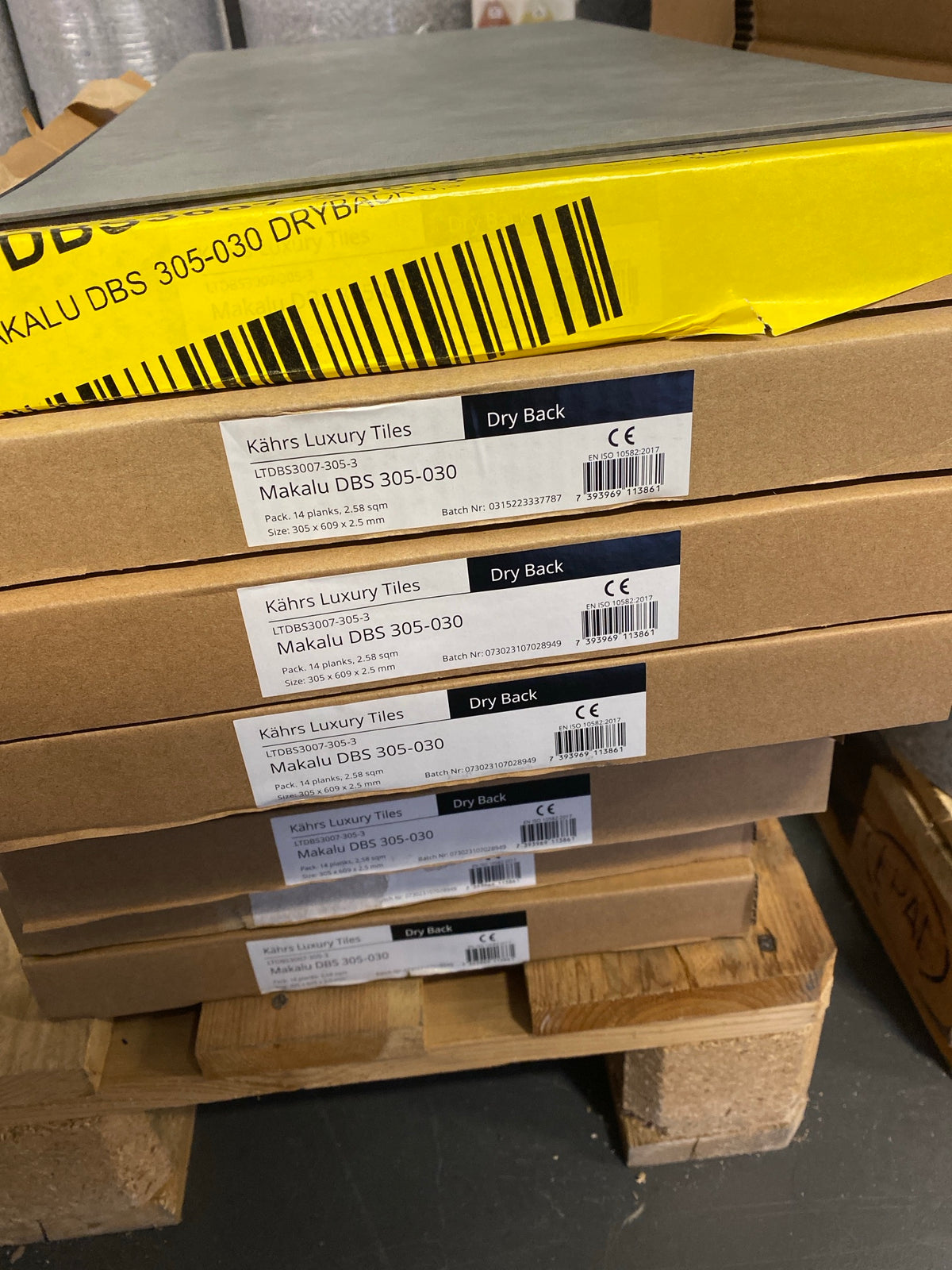 Vinylklinker Makalu DBS 305-030 Dry Back förpackningar med etikett på pall