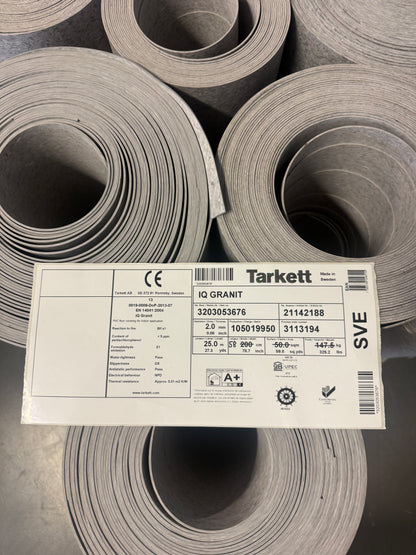 Produktetikett på vinylmattan med artikelnummer och tekniska data