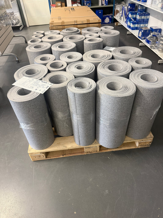Pall med flera rullar vinylmatta i grått i lager