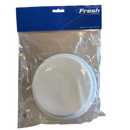 Rund vit tallriksformad luftventil i metall, synlig genom förpackningens plast