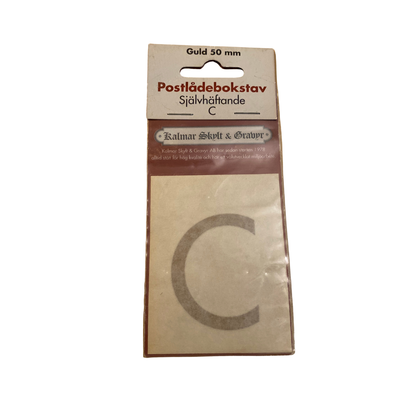 Postlådebokstav C i guldfärgad självhäftande vinylfolie 50 mm i originalförpackning