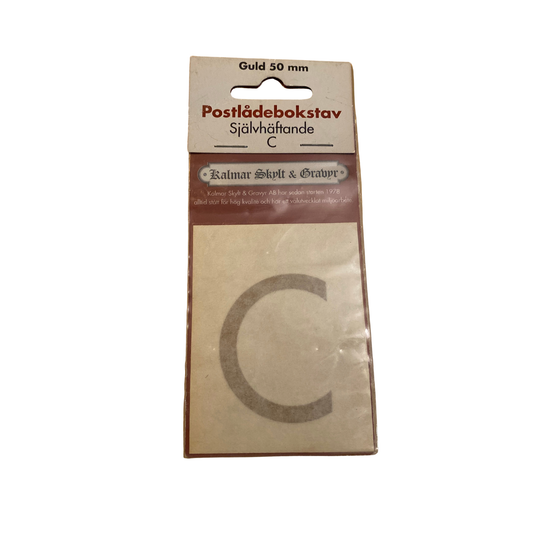 Postlådebokstav C i guldfärgad självhäftande vinylfolie 50 mm i originalförpackning